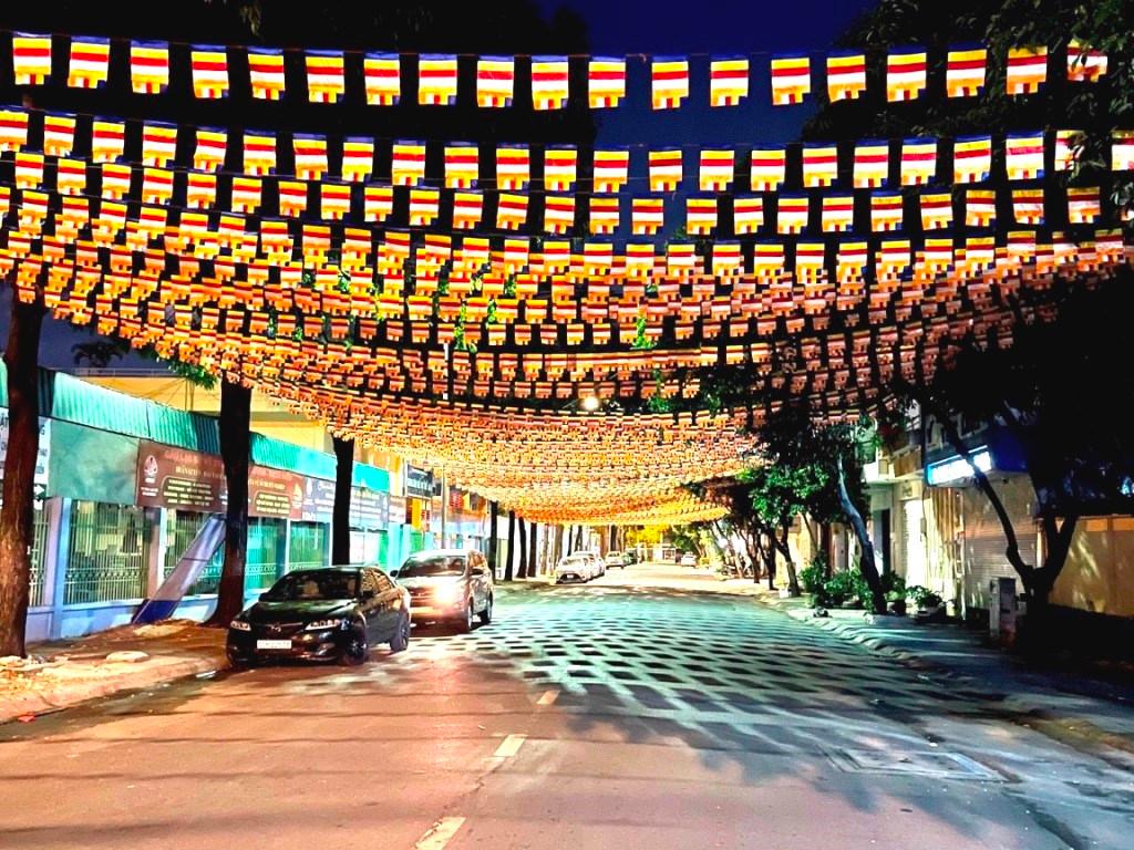 Cờ Phật giáo trang hoàn trên đoạn đường trước Quan Âm tu viện