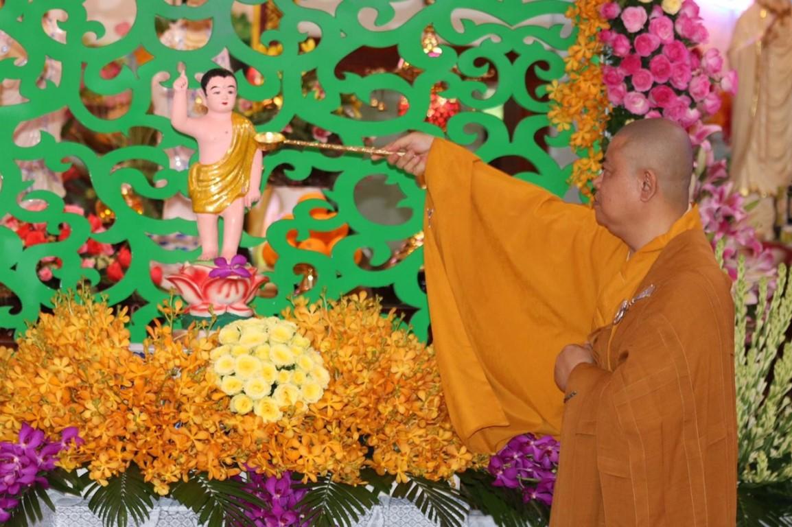Thượng tọa Thích MInh Thanh, Trưởng ban Tổ chức thực hiện nghi thức Tắm Phật Thượng tọa Thích MInh Thanh, Trưởng ban Tổ chức thực hiện nghi thức Tắm Phật