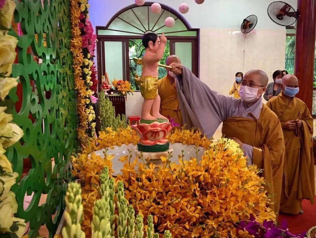 Nhìn và quán chiếu để những phiền trược trong tâm được tẩy trừ khi Tắm Phật Nhìn và quán chiếu để những phiền trược trong tâm được tẩy trừ khi Tắm Phật