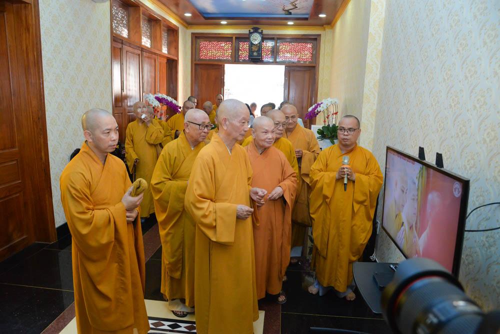 Đại đức Thích Thiện Châu hướng dẫn chư tôn giáo phẩm thăm văn phòng Ban Trị sự quận đặt tại chùa Minh Đạo - Ảnh: Đăng Huy Đại đức Thích Thiện Châu hướng dẫn chư tôn giáo phẩm thăm văn phòng Ban Trị sự quận đặt tại chùa Minh Đạo - Ảnh: Đăng Huy