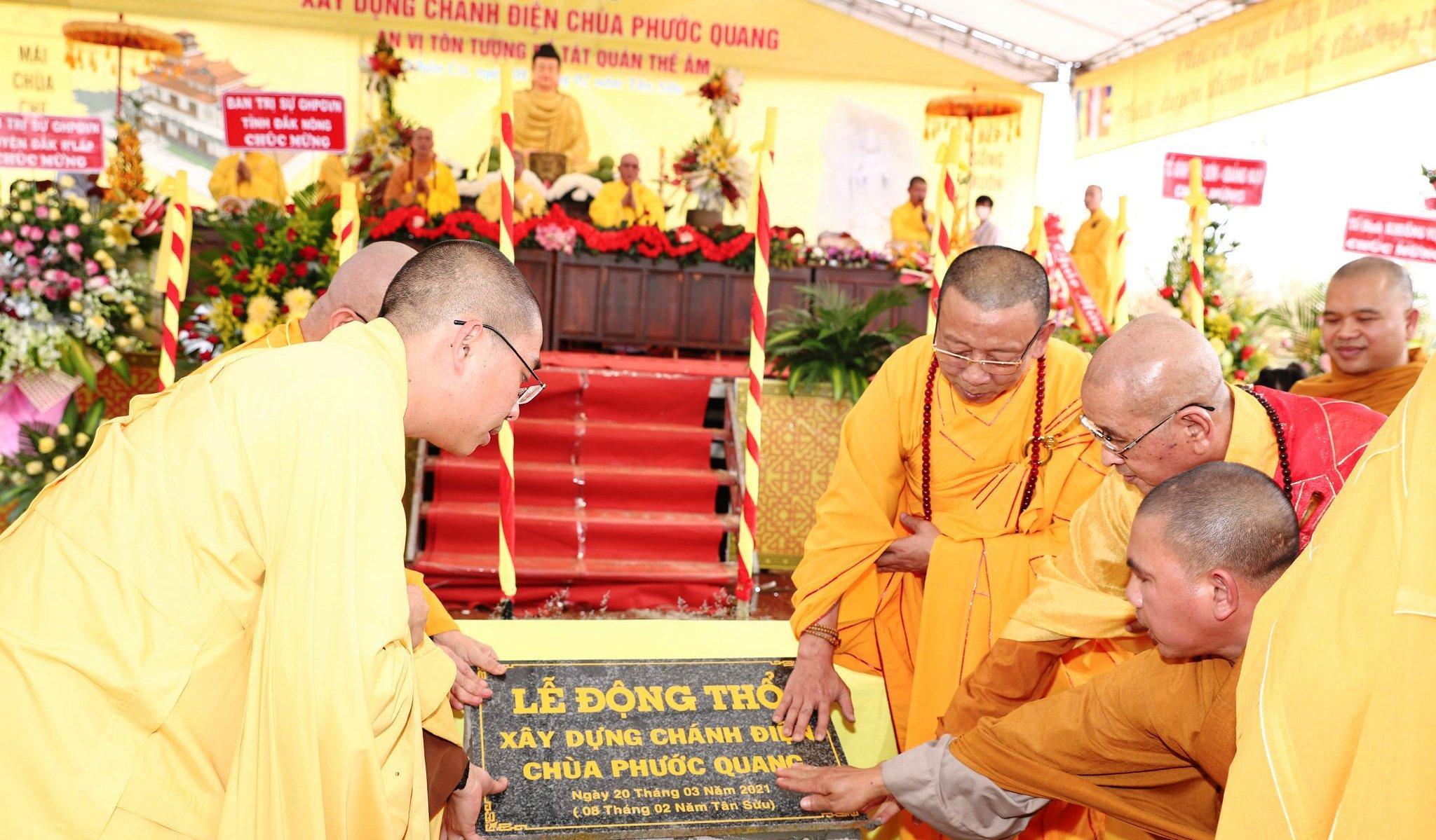 Đặt viên đá đầu tiên xây dựng chánh điện - Ảnh: L.Đ Đặt viên đá đầu tiên xây dựng chánh điện - Ảnh: L.Đ