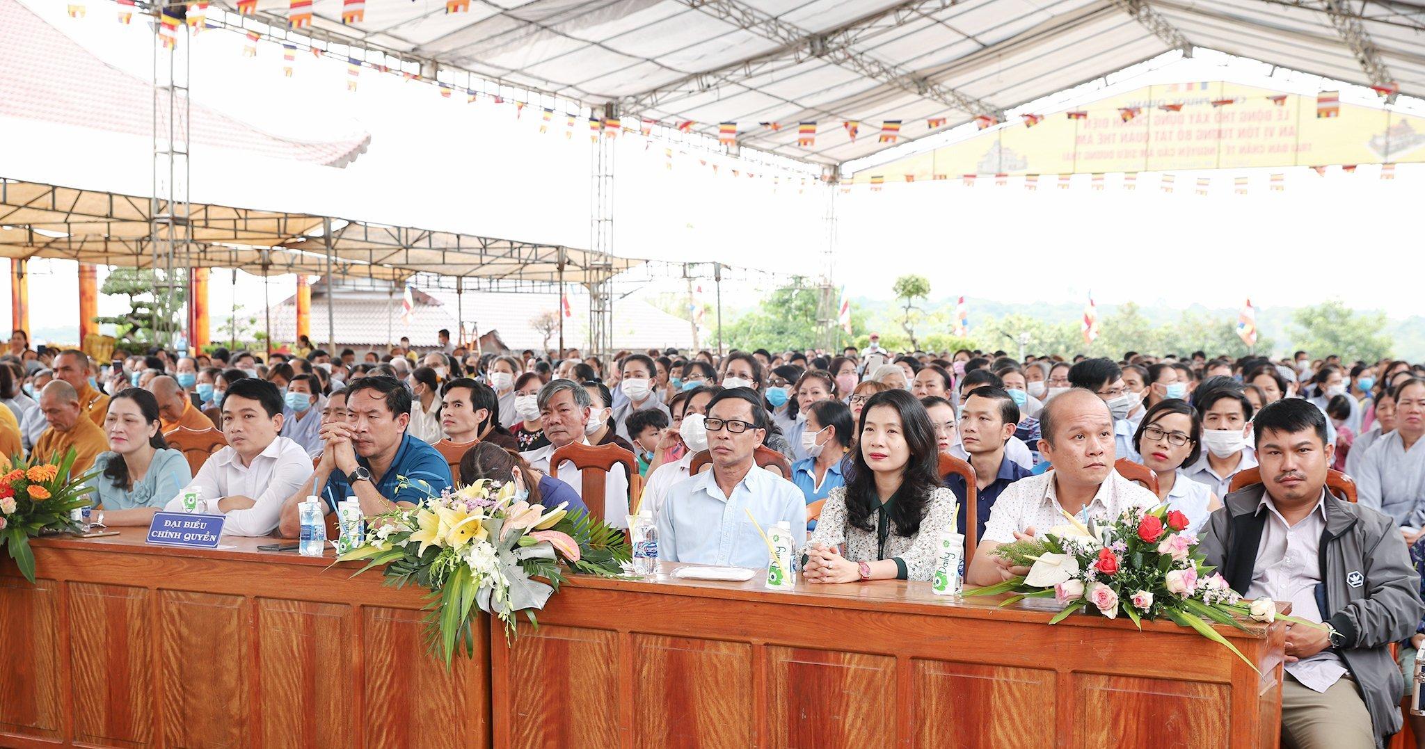 Đại diện chính quyền và Phật tử tham dự - Ảnh: L.Đ Đại diện chính quyền và Phật tử tham dự - Ảnh: L.Đ