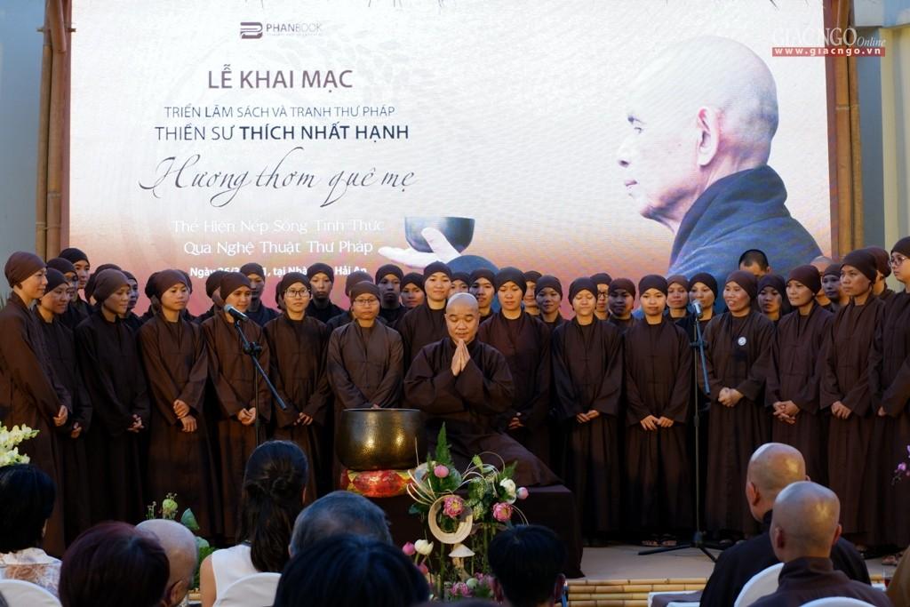 Chư Tăng Ni niệm danh hiệu Bồ-tát Quán Thế Âm để mở đầu buổi khai mạc triển lãm Chư Tăng Ni niệm danh hiệu Bồ-tát Quán Thế Âm để mở đầu buổi khai mạc triển lãm