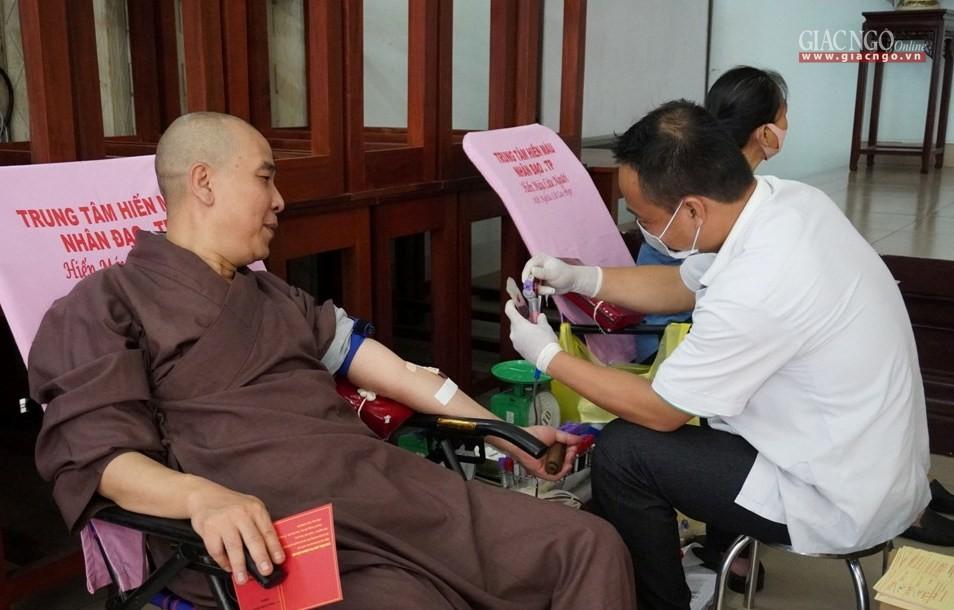 Chư tôn đức tham gia hiến máu nhân đạo Chư tôn đức tham gia hiến máu nhân đạo