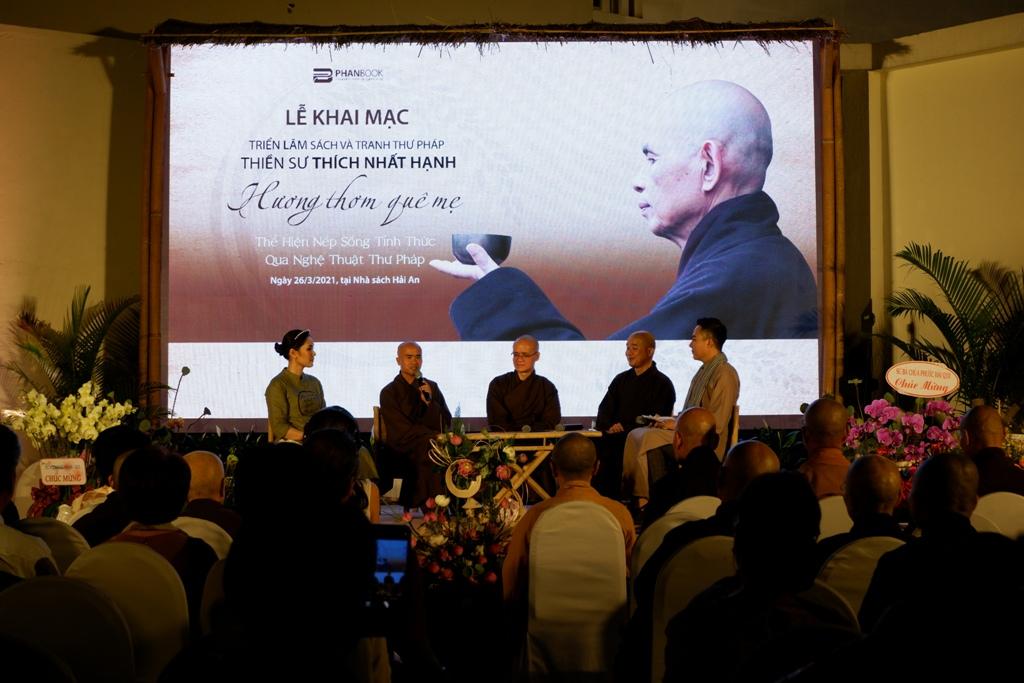 Quý thầy trong Tăng thân Làng Mai chia sẻ về thư pháp của Thiền sư Thích Nhất Hạnh Quý thầy trong Tăng thân Làng Mai chia sẻ về thư pháp của Thiền sư Thích Nhất Hạnh