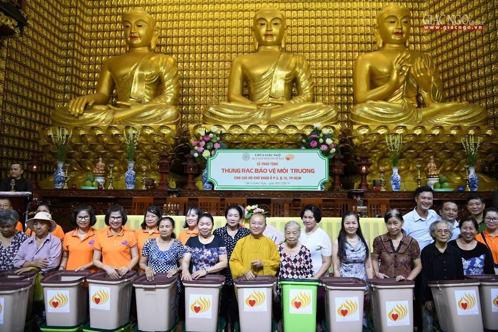 Chùa Giác Ngộ tặng thùng phân loại rác nguồn cho người dân Chùa Giác Ngộ tặng thùng phân loại rác nguồn cho người dân