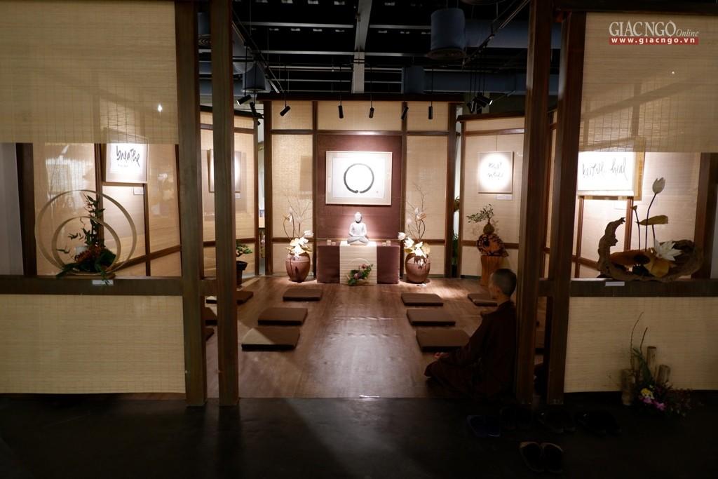 "Khi viết thư pháp, tôi luôn tìm cách viết như thế nào để có thể chế tác và duy trì được năng lượng niệm, định, tuệ và từ bi trong suốt thời gian viết", Thiền sư chia sẻ "Khi viết thư pháp, tôi luôn tìm cách viết như thế nào để có thể chế tác và duy trì được năng lượng niệm, định, tuệ và từ bi trong suốt thời gian viết", Thiền sư chia sẻ