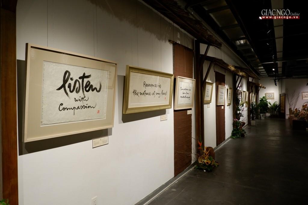 Tiến sĩ Eva Yuen, nhà phê bình nghệ thuật Hồng Kông gọi những tác phẩm thư pháp của Thiền sư là “choreographic calligraphy” (nghệ thuật kết hợp giữa thư pháp và vũ đạo) Tiến sĩ Eva Yuen, nhà phê bình nghệ thuật Hồng Kông gọi những tác phẩm thư pháp của Thiền sư là “choreographic calligraphy” (nghệ thuật kết hợp giữa thư pháp và vũ đạo)