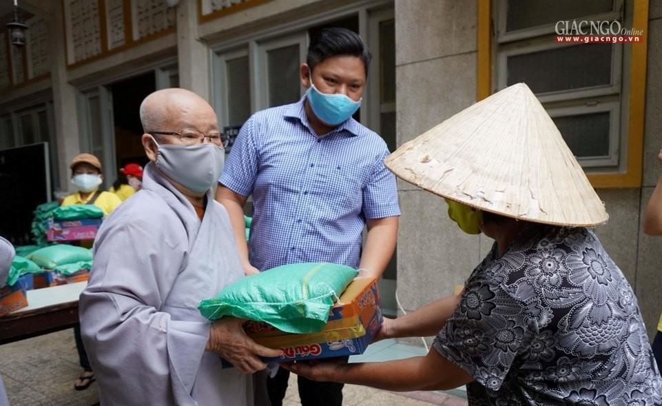 Chùa Từ Nghiêm hỗ trợ bà con có hoàn cảnh khó khăn Chùa Từ Nghiêm hỗ trợ bà con có hoàn cảnh khó khăn