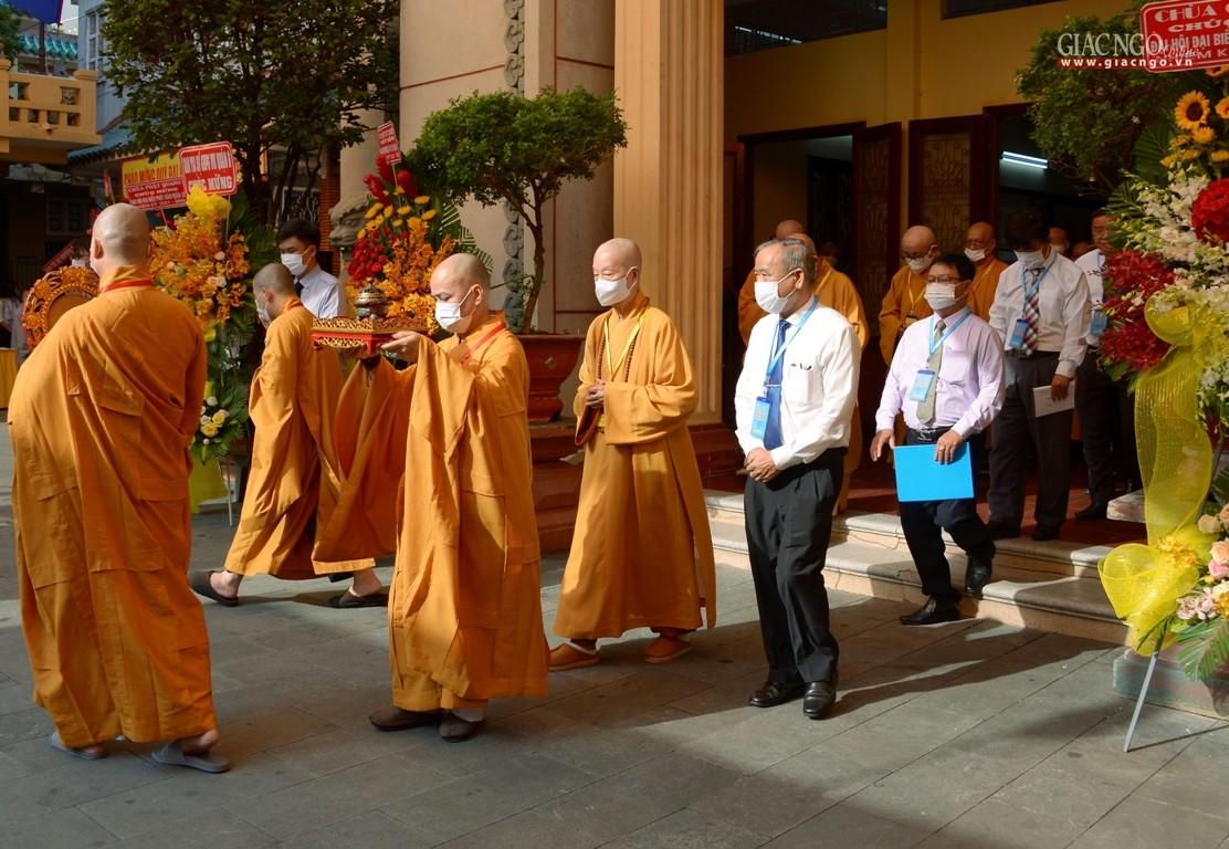 Cung nghinh chư tôn đức giáo phẩm, quan khách vào hội trường Cung nghinh chư tôn đức giáo phẩm, quan khách vào hội trường