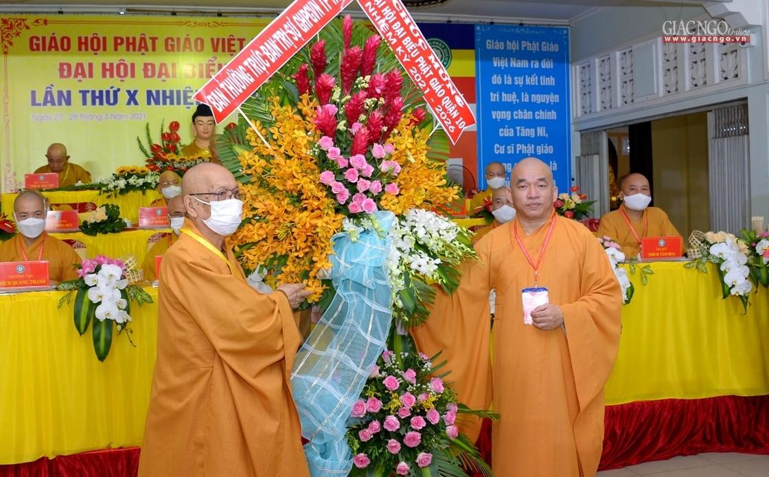 Hòa thượng Thích Thiện Tánh tặng hoa chúc mừng của Ban Thường trực Ban Trị sự GHPGVN TP.HCM Hòa thượng Thích Thiện Tánh tặng hoa chúc mừng của Ban Thường trực Ban Trị sự GHPGVN TP.HCM