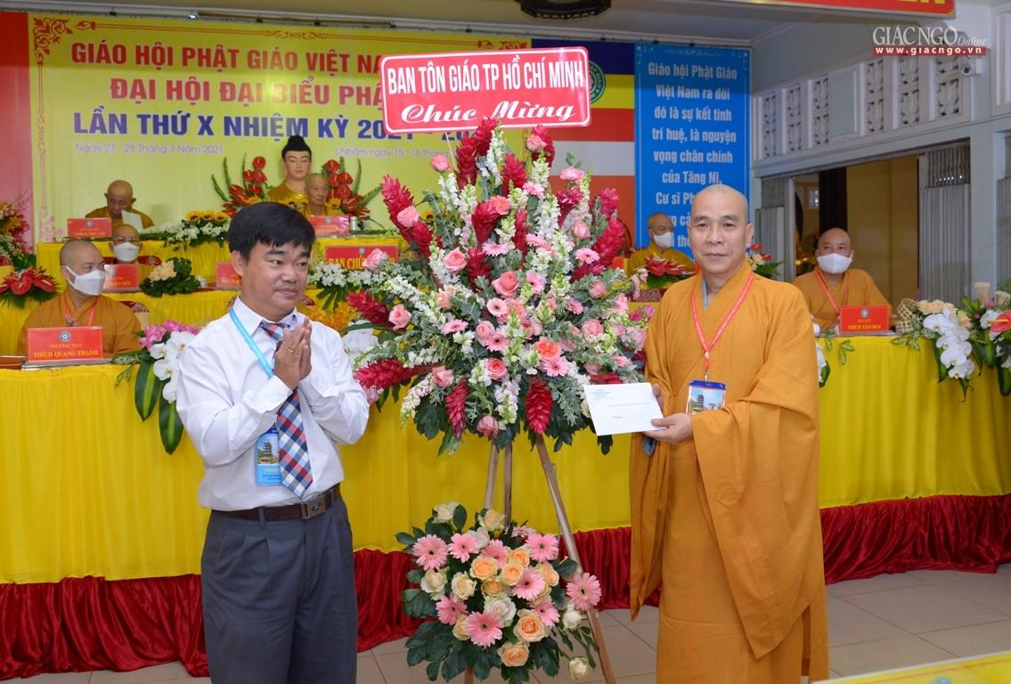 Ban Tôn giáo TP.HCM tặng hoa chúc mừng Ban Tôn giáo TP.HCM tặng hoa chúc mừng
