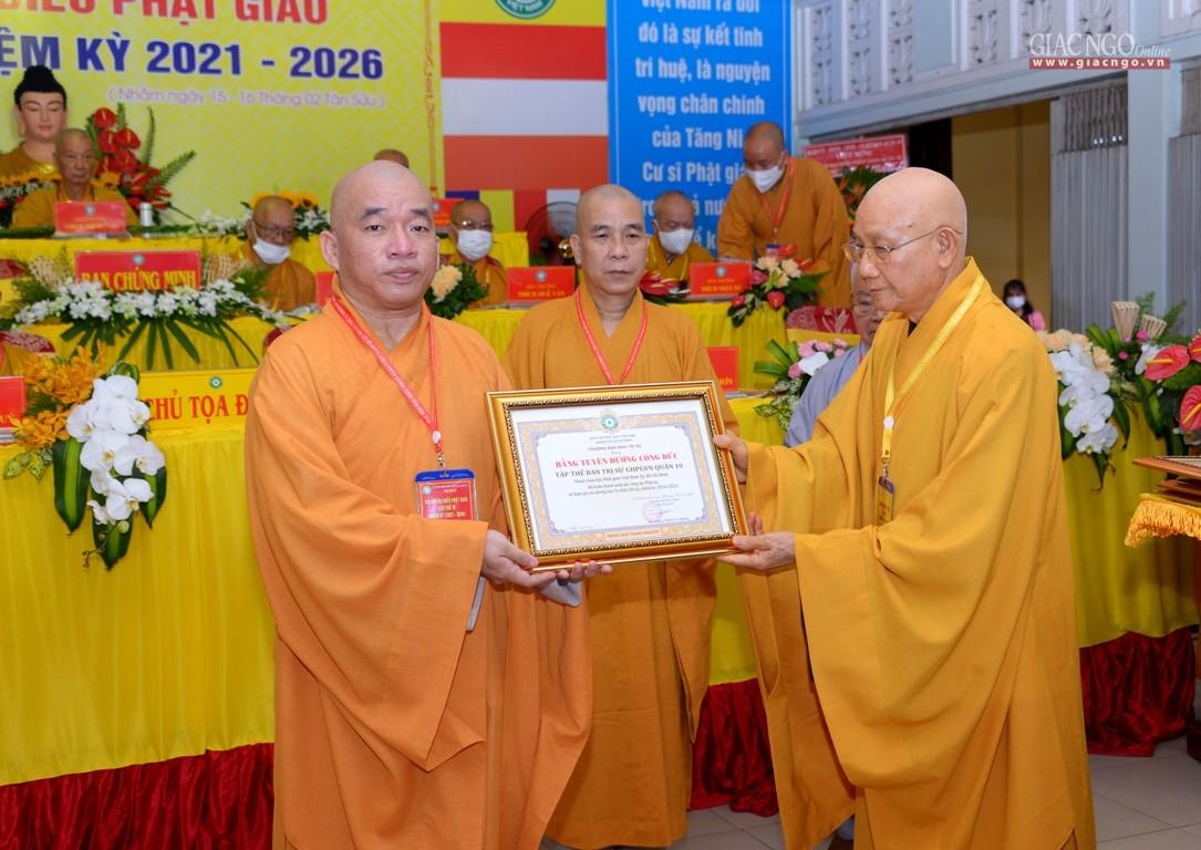 Hòa thượng Thích Minh Thông trao Bằng tuyên dương công đức Hòa thượng Thích Minh Thông trao Bằng tuyên dương công đức