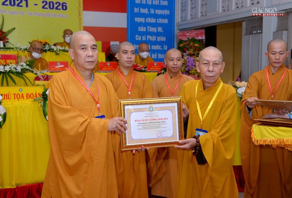 Hòa thượng Thích Thiện Đức trao Bằng tuyên dương công đức đến các cá nhân Hòa thượng Thích Thiện Đức trao Bằng tuyên dương công đức đến các cá nhân