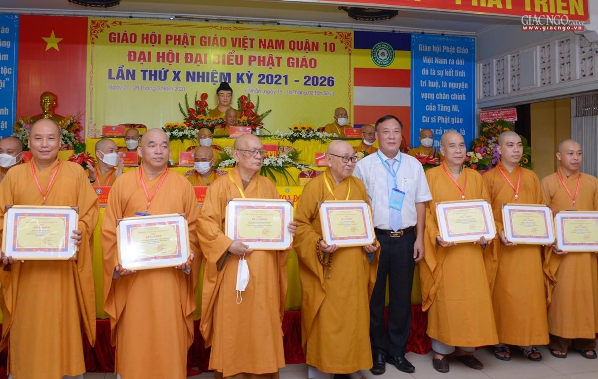 Chư tôn đức được nhận bằng khen của Ủy ban Nhân dân quận 10 Chư tôn đức được nhận bằng khen của Ủy ban Nhân dân quận 10