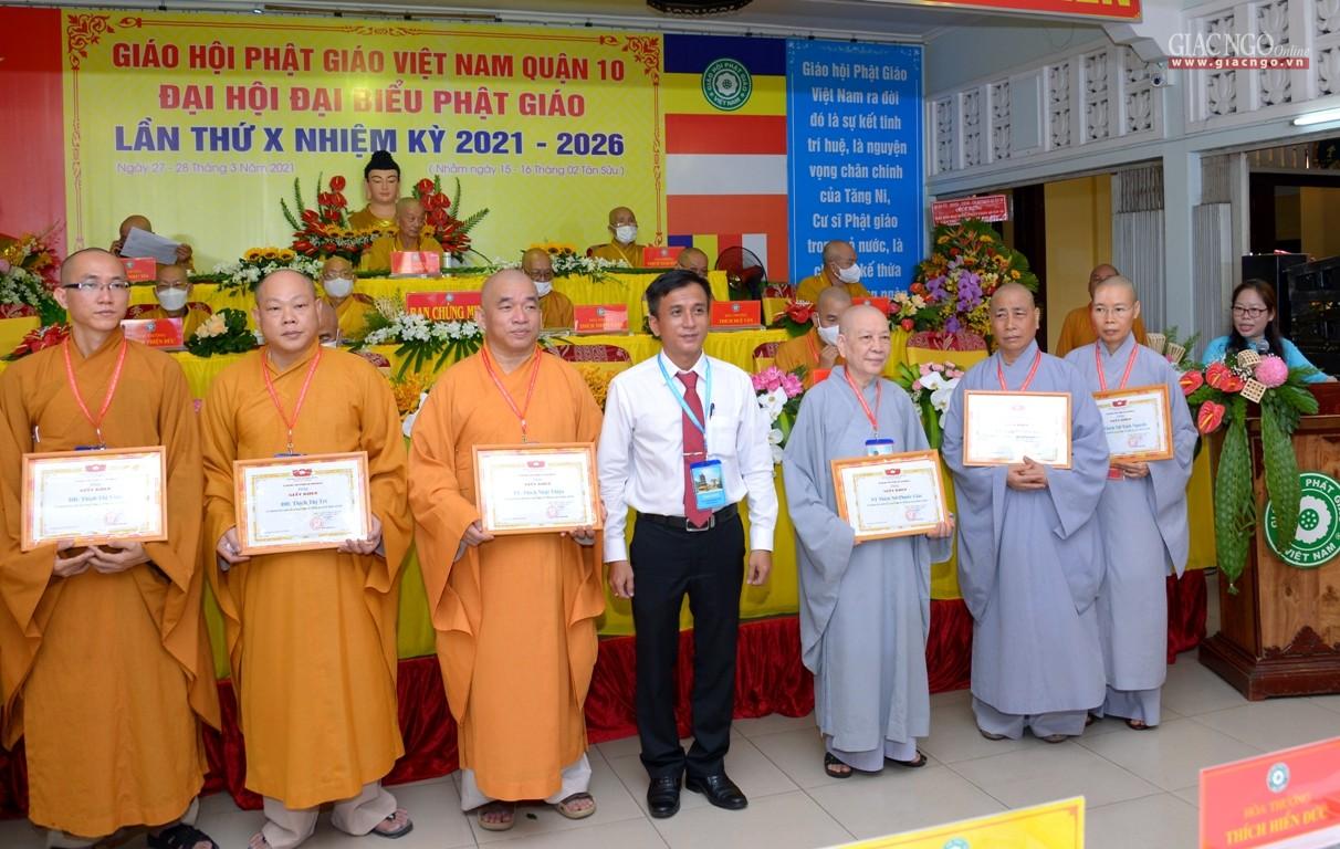1 tập thể và 7 cá nhân nhận bằng khen của Ủy ban Nhân dân quận 10 1 tập thể và 7 cá nhân nhận bằng khen của Ủy ban Nhân dân quận 10
