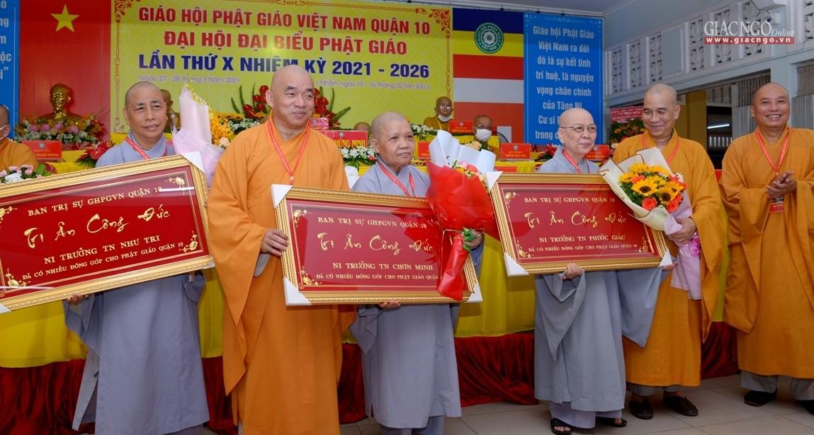 Tặng quà tri ân đến chư Ni trưởng, Ni sư không tham gia Ban Trị sự quận khóa X Tặng quà tri ân đến chư Ni trưởng, Ni sư không tham gia Ban Trị sự quận khóa X