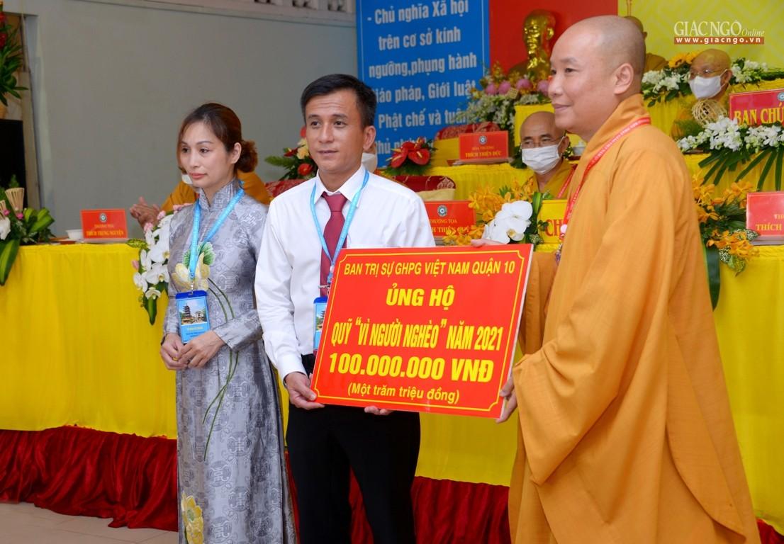 Trao bảng tượng trưng 100 triệu đồng đến Quỹ "Vì người nghèo" của quận 10 Trao bảng tượng trưng 100 triệu đồng đến Quỹ "Vì người nghèo" của quận 10