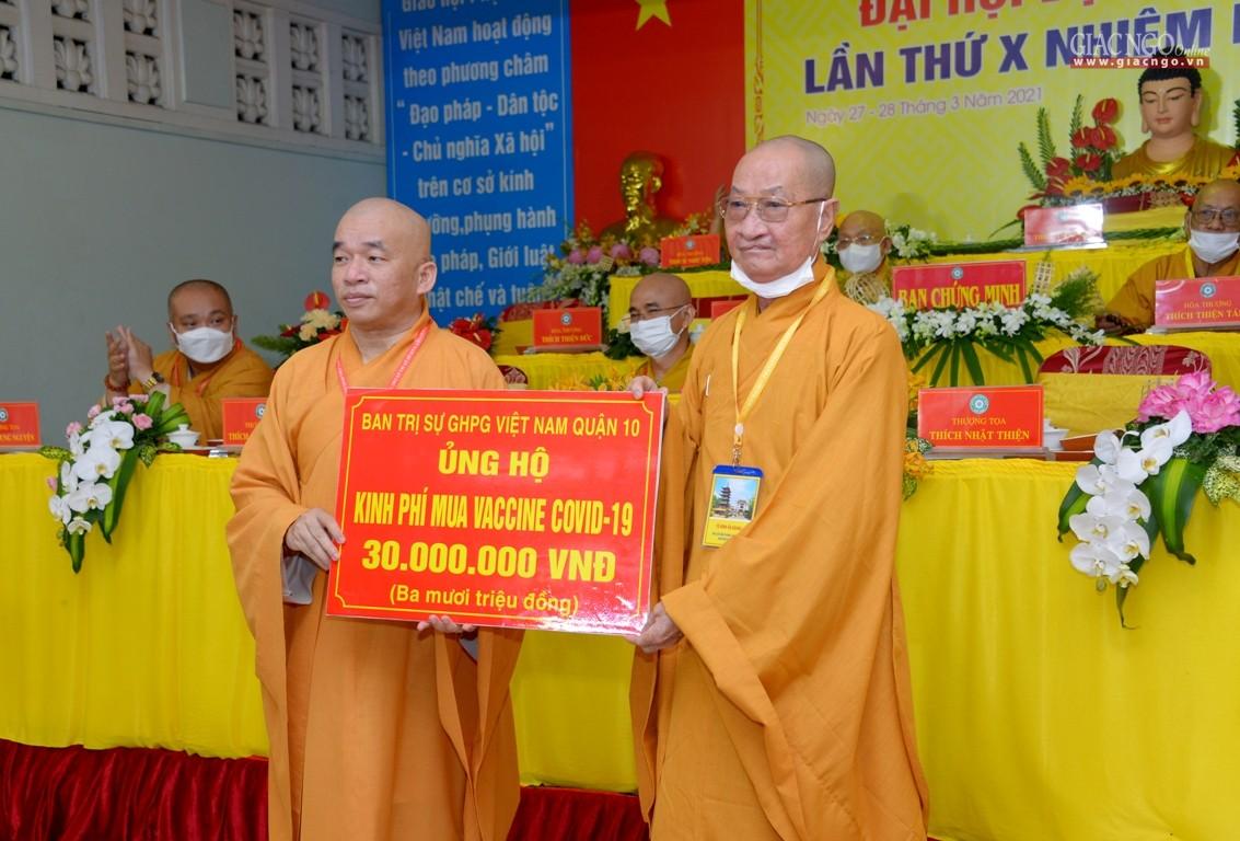 Trao 30 triệu đóng góp mua vắc-xin Covid-19 cho người nghèo Trao 30 triệu đóng góp mua vắc-xin Covid-19 cho người nghèo