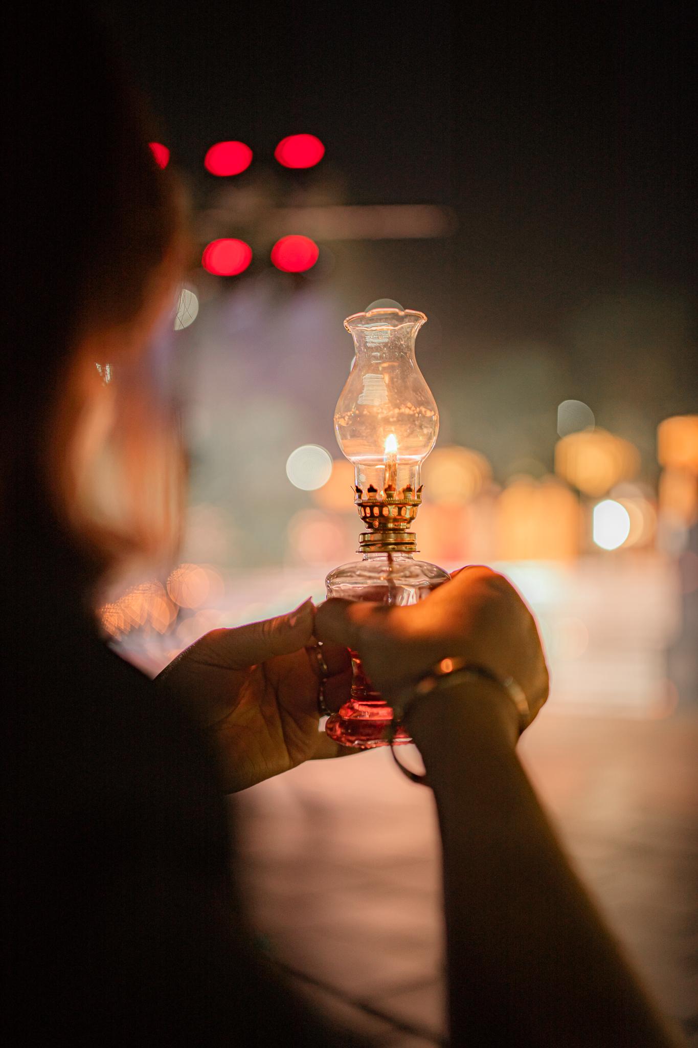 Những ngọn đèn dầu thắp lên không chỉ để tưởng nhớ Đức Thế Tôn, hướng tới kỷ niệm ngày Bồ tát Quán Thế Âm đản sinh... - Ảnh: Vũ Thái Những ngọn đèn dầu thắp lên không chỉ để tưởng nhớ Đức Thế Tôn, hướng tới kỷ niệm ngày Bồ tát Quán Thế Âm đản sinh... - Ảnh: Vũ Thái