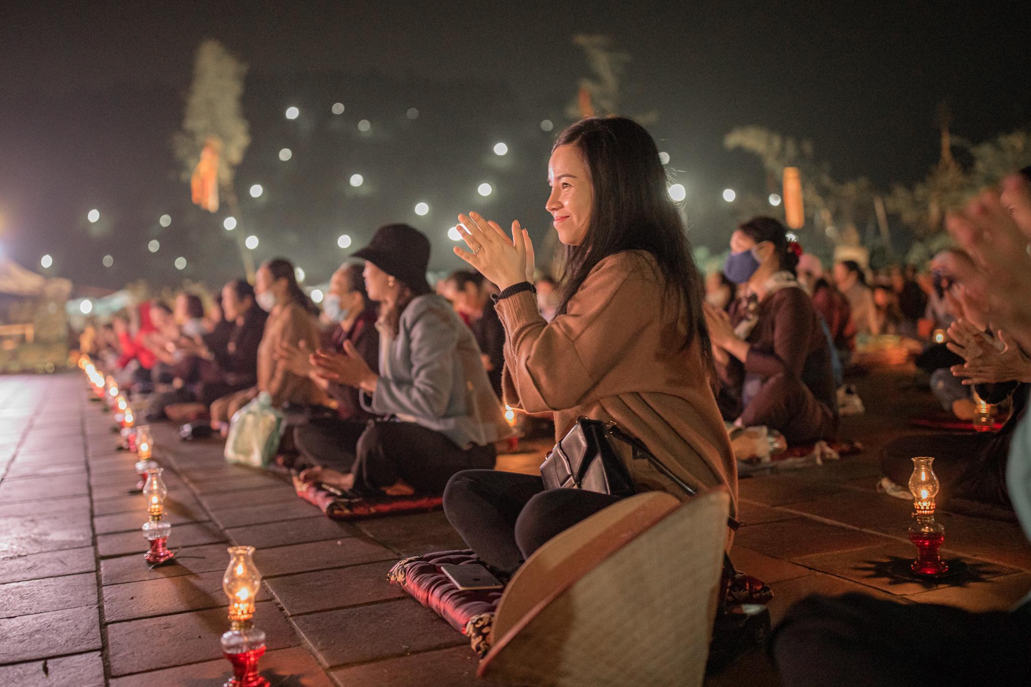 Những phút hòa nhịp an vui trong phần giao lưu văn nghệ ca ngợi Đức Thế Tôn và Bồ-tát Quán Thế Âm - Ảnh: Vũ Thái Những phút hòa nhịp an vui trong phần giao lưu văn nghệ ca ngợi Đức Thế Tôn và Bồ-tát Quán Thế Âm - Ảnh: Vũ Thái