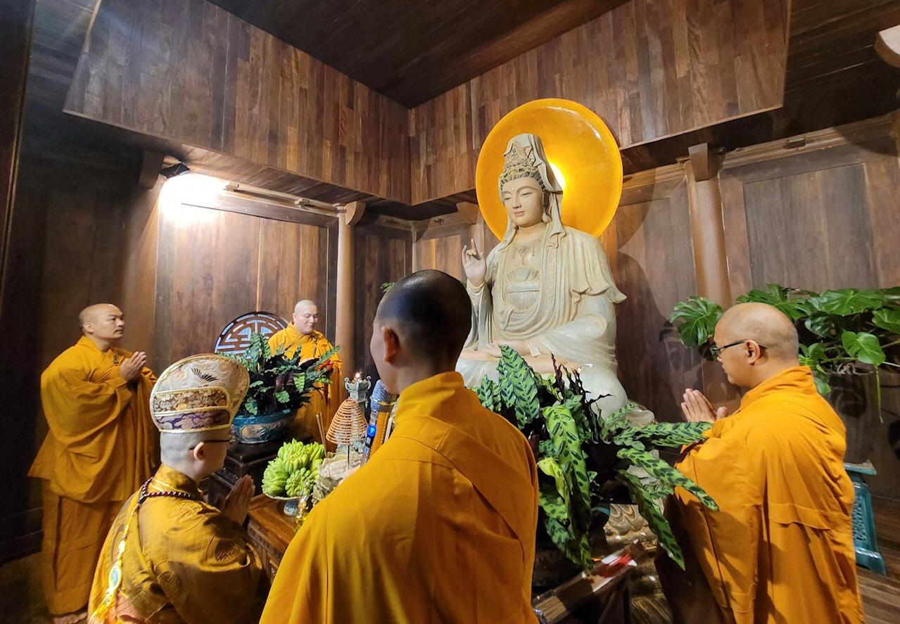 Chư Tăng cử hành nghi lễ an vị Thánh tượng Bô-tát Quán Thế Âm - Ảnh: Vũ Thái Chư Tăng cử hành nghi lễ an vị Thánh tượng Bô-tát Quán Thế Âm - Ảnh: Vũ Thái