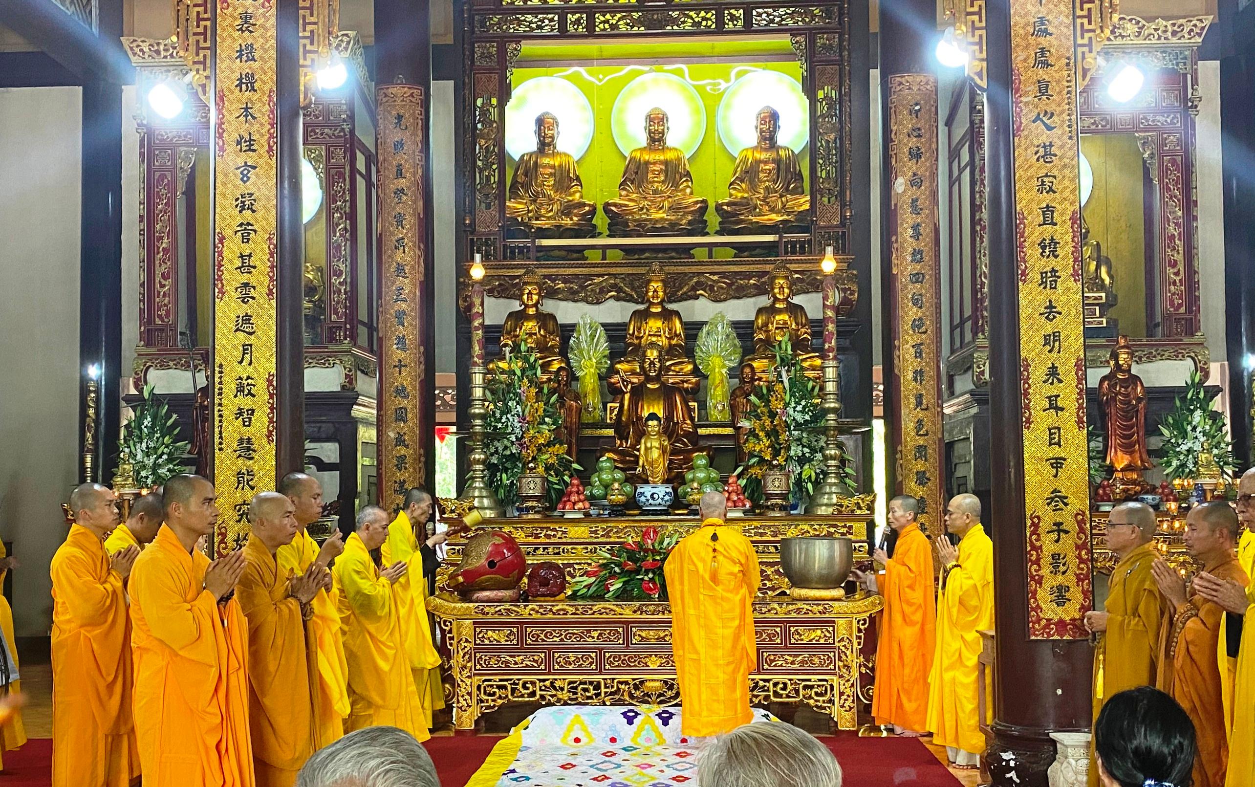 Nghi lễ cúng ngọ tại chánh điện tổ đình Nghi lễ cúng ngọ tại chánh điện tổ đình