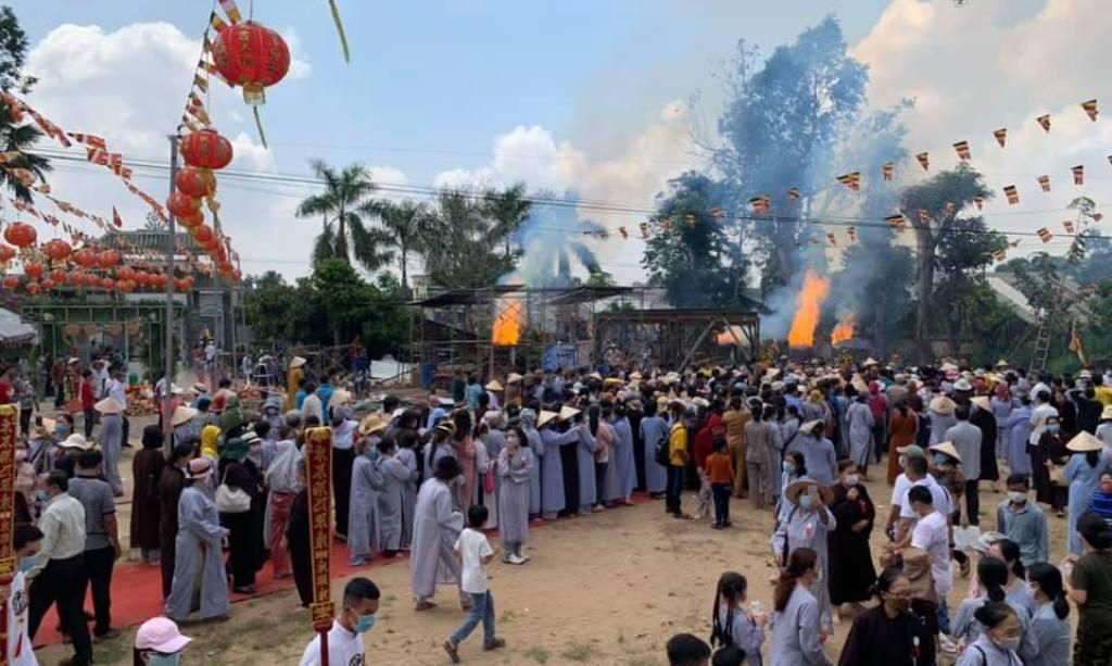 Hơn 1.000 Phật tử tham dự lễ rót đồng tôn tạo tượng Đức Phật Bổn Sư