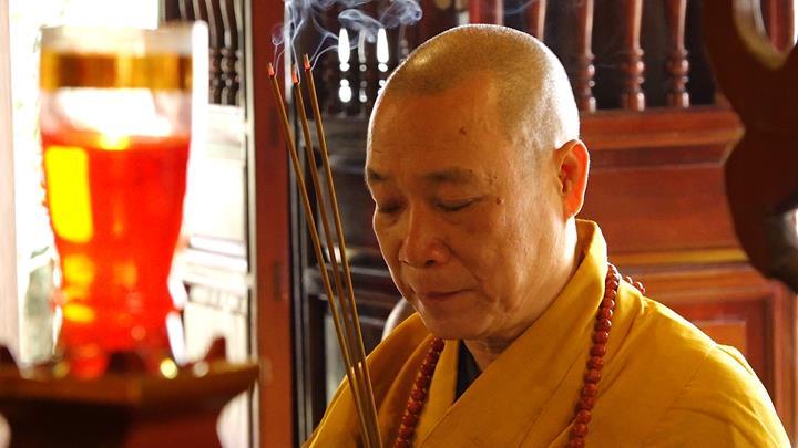 Hòa thượng Thích Bảo Nghiêm niêm hương bạch Phật, bạch Tổ