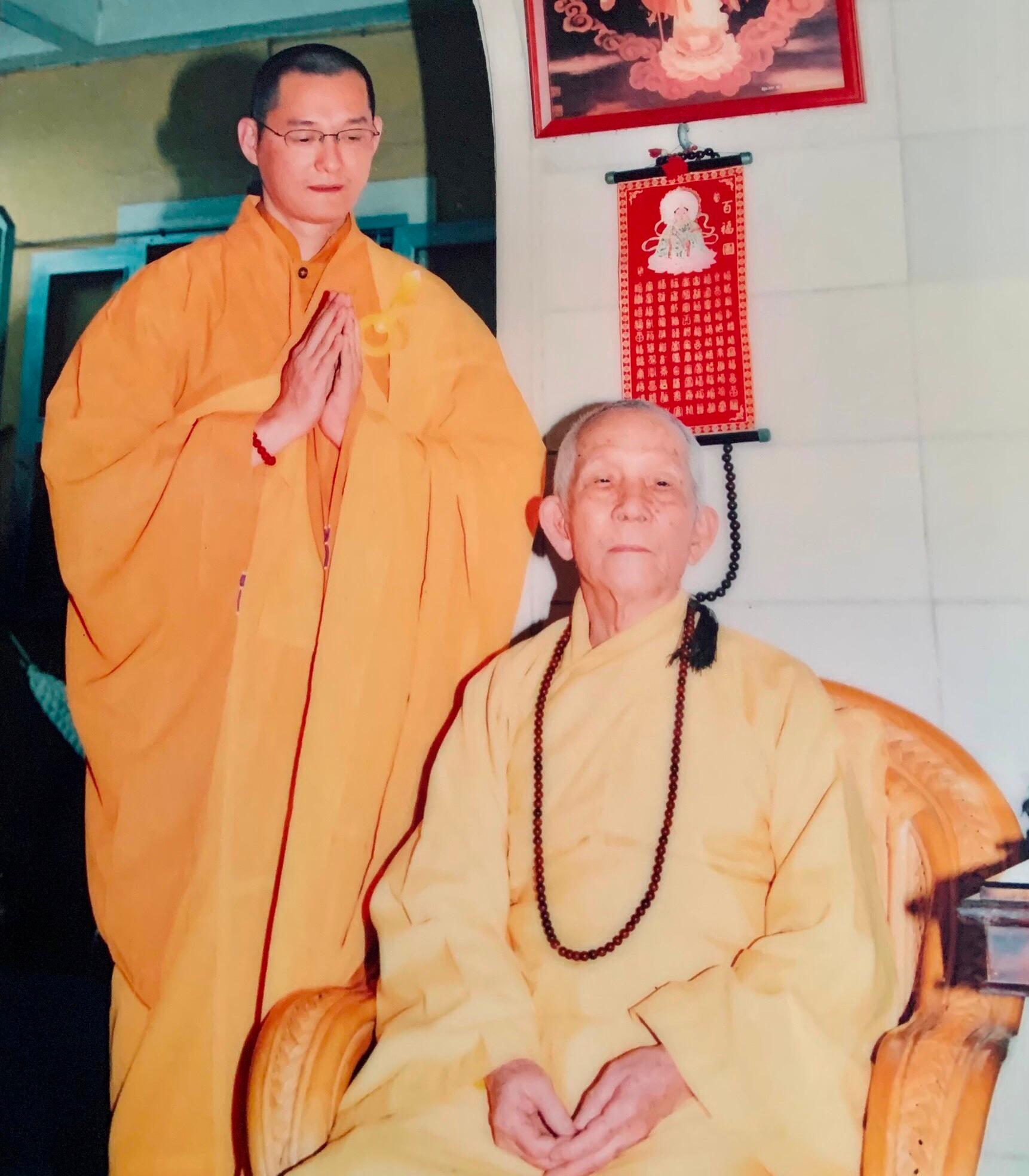 Tác giả bên Sư Ông - Đại lão Hòa thượng Thích Trí Tịnh (Ảnh: TGCC)