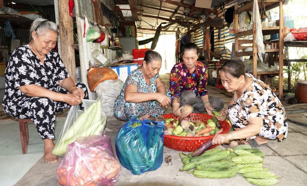 Các cô chuẩn bị nguyên liệu cho bữa nấu ăn thiện nguyện - Ảnh: Duy Khôi Các cô chuẩn bị nguyên liệu cho bữa nấu ăn thiện nguyện - Ảnh: Duy Khôi
