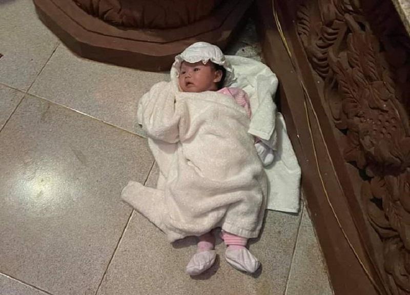 Cháu bé gần 1 tháng tuổi bị mẹ bỏ bên cạnh tượng Bồ-tát Quán Thế Âm ở chùa Phước Huệ (tỉnh Bình Phước) với bức thư "xin quý cô nuôi dưỡng"... Cháu bé gần 1 tháng tuổi bị mẹ bỏ bên cạnh tượng Bồ-tát Quán Thế Âm ở chùa Phước Huệ (tỉnh Bình Phước) với bức thư "xin quý cô nuôi dưỡng"...