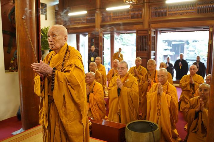 Chư tôn đức Hội đồng Giới sư Tăng bạch Phật tại chính điện Linh Tiên tự