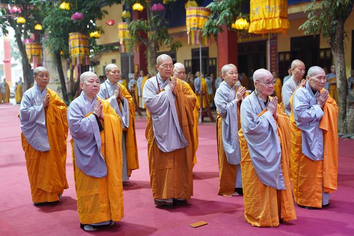 Chư tôn đức Hội đồng Giới sư Ni đỉnh lễ trước Đại Tăng