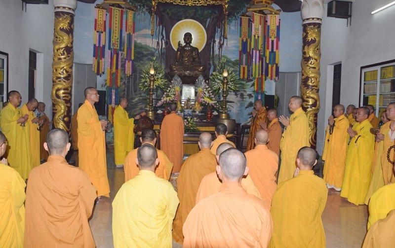 Lễ cúng ngọ tại chánh điện chùa Phật Học - Ảnh: Duy Sang