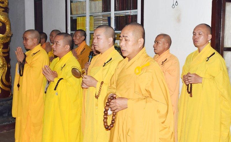 Chư Tăng hộ niệm - Ảnh: Duy Sang