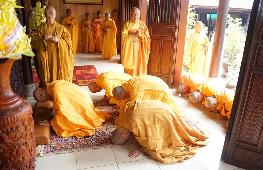 Chư tôn đức đảnh lễ trước Tổ đường - Ảnh: A.Q