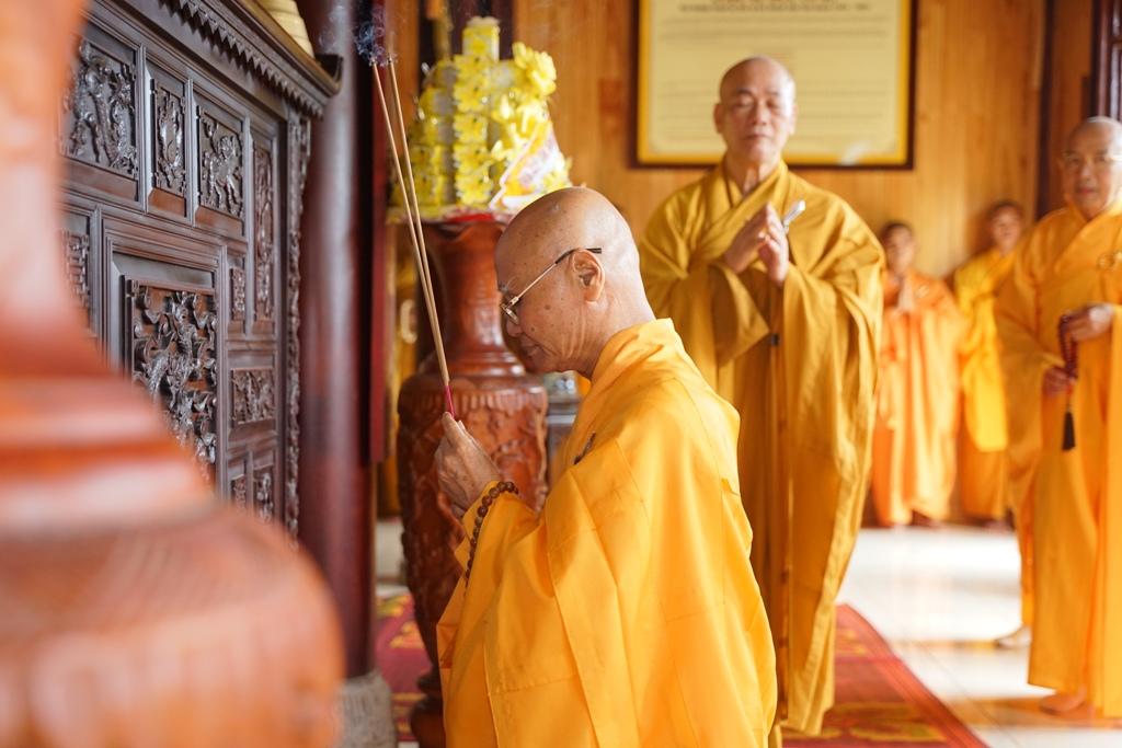 Chư tôn đức giáo phẩm niêm hương tưởng niệm - Ảnh: A.Q