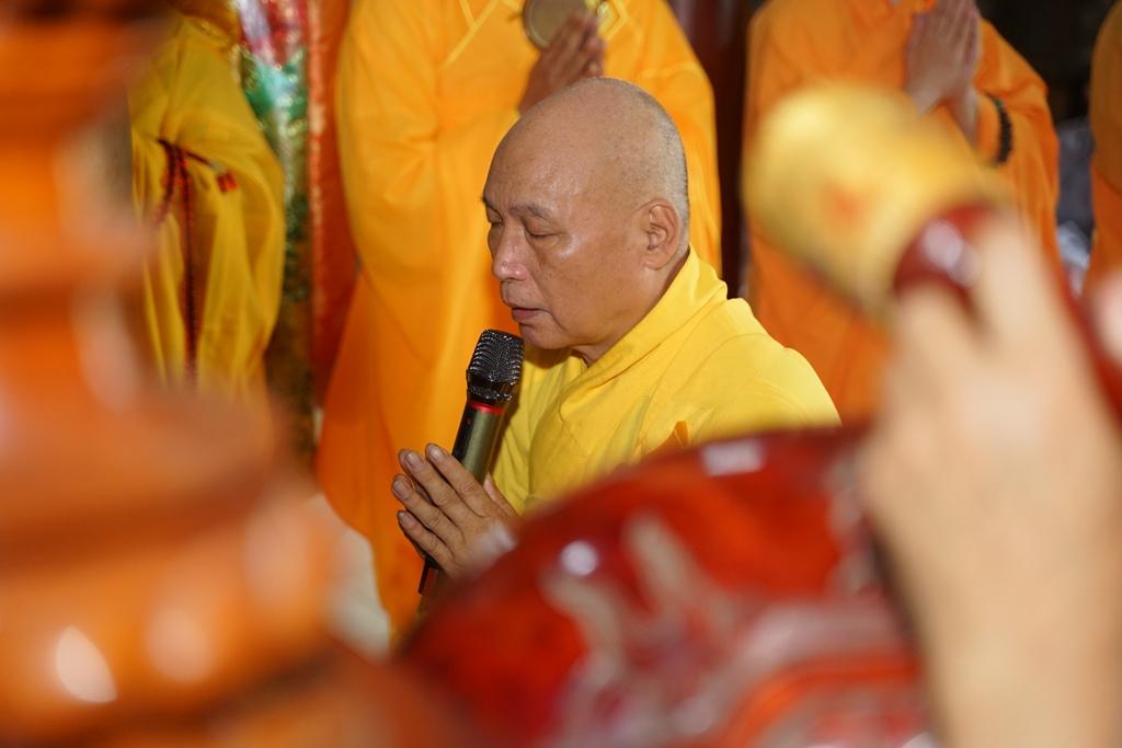 Hòa thượng Thích Phước Minh sám chủ lễ cúng ngọ tại tổ đình Kim Tiên - Ảnh: A.Q