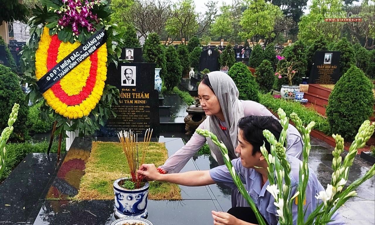 Cư sĩ Diệu Nhân và đại diện huynh trưởng Gia đình Phật tử VN đến đặt vòng hoa, dâng hương tưởng niệm tại mộ phần của cư sĩ Tâm Minh Lê Đình Thám ở nghĩa trang Mai Dịch, Hà Nội ngày 17-4-2021 Cư sĩ Diệu Nhân và đại diện huynh trưởng Gia đình Phật tử VN đến đặt vòng hoa, dâng hương tưởng niệm tại mộ phần của cư sĩ Tâm Minh Lê Đình Thám ở nghĩa trang Mai Dịch, Hà Nội ngày 17-4-2021