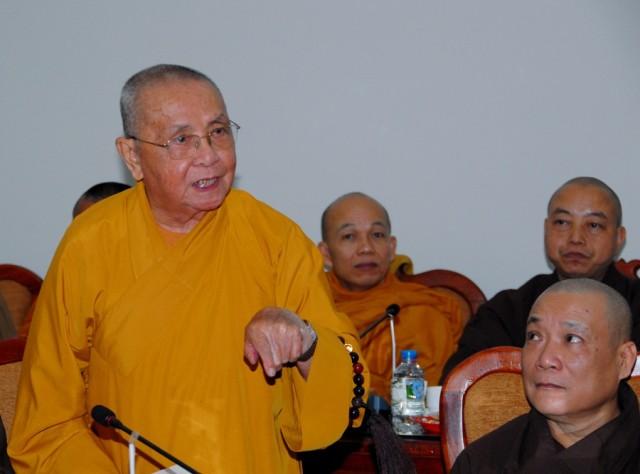 Trưởng lão Hòa thượng Thích Thiện Duyên phát biểu tại phiên họp của Ban Thường trực Hội đồng Trị sự GHPGVN với vai trò Phó Chủ tịch kiêm Trưởng ban Hướng dẫn Phật tử, ngày 1-7-2013 - Ảnh: Bảo Toàn/BGN