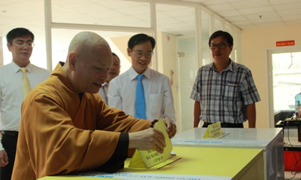 Hòa thượng Thích Thiện Nhơn làm trách nhiệm cử tri trong đợt bầu cử đại biểu Quốc hội và HĐND các cấp ngày 22-5-2016 - Ảnh; CAND Hòa thượng Thích Thiện Nhơn làm trách nhiệm cử tri trong đợt bầu cử đại biểu Quốc hội và HĐND các cấp ngày 22-5-2016 - Ảnh; CAND