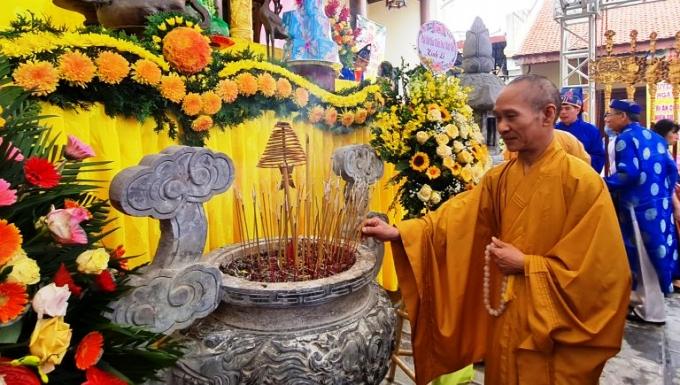 Hòa thượng Thích Thanh Điện dâng hương Hòa thượng Thích Thanh Điện dâng hương