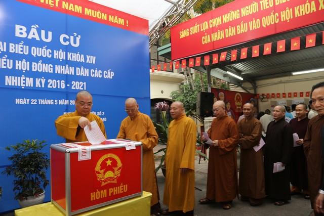 Chư vị giáo phẩm Văn phòng Trung ương GHPGVN đi bầu cử - Ảnh: BGN Chư vị giáo phẩm Văn phòng Trung ương GHPGVN đi bầu cử - Ảnh: BGN
