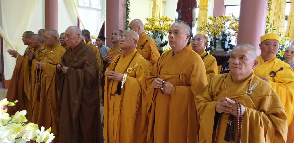 Chư tôn đức Ban Trị sự GHPGVN tỉnh Gia Lai tưởng niệm - Ban TTTT GHPGVN Gia Lai