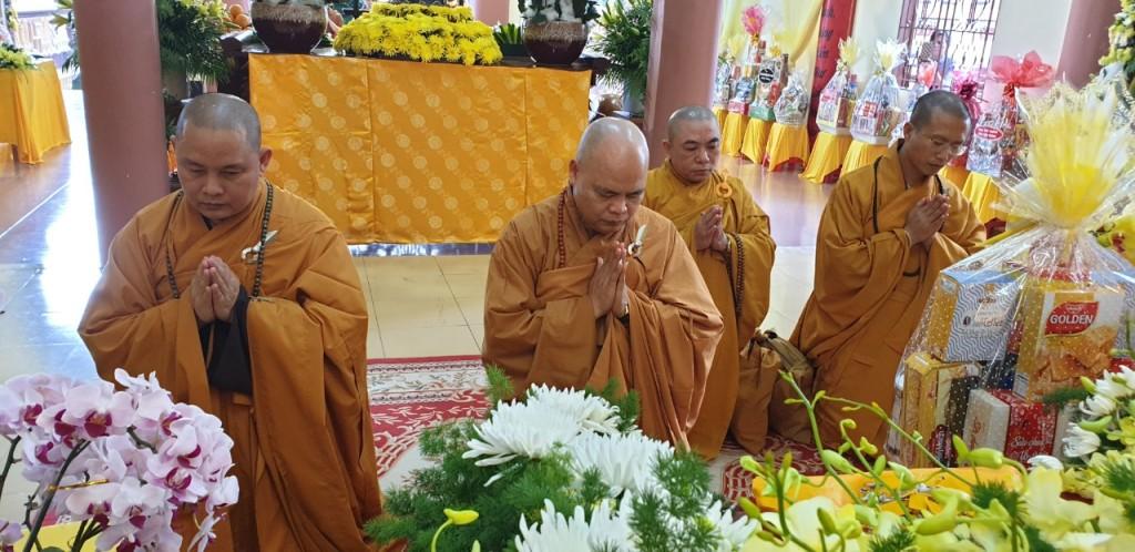 Ban Kinh tế - Tài chánh Trung ương GHPGVN đảnh lễ tưởng niệm - Ảnh: Ban TTTT GHPGVN Gia Lai