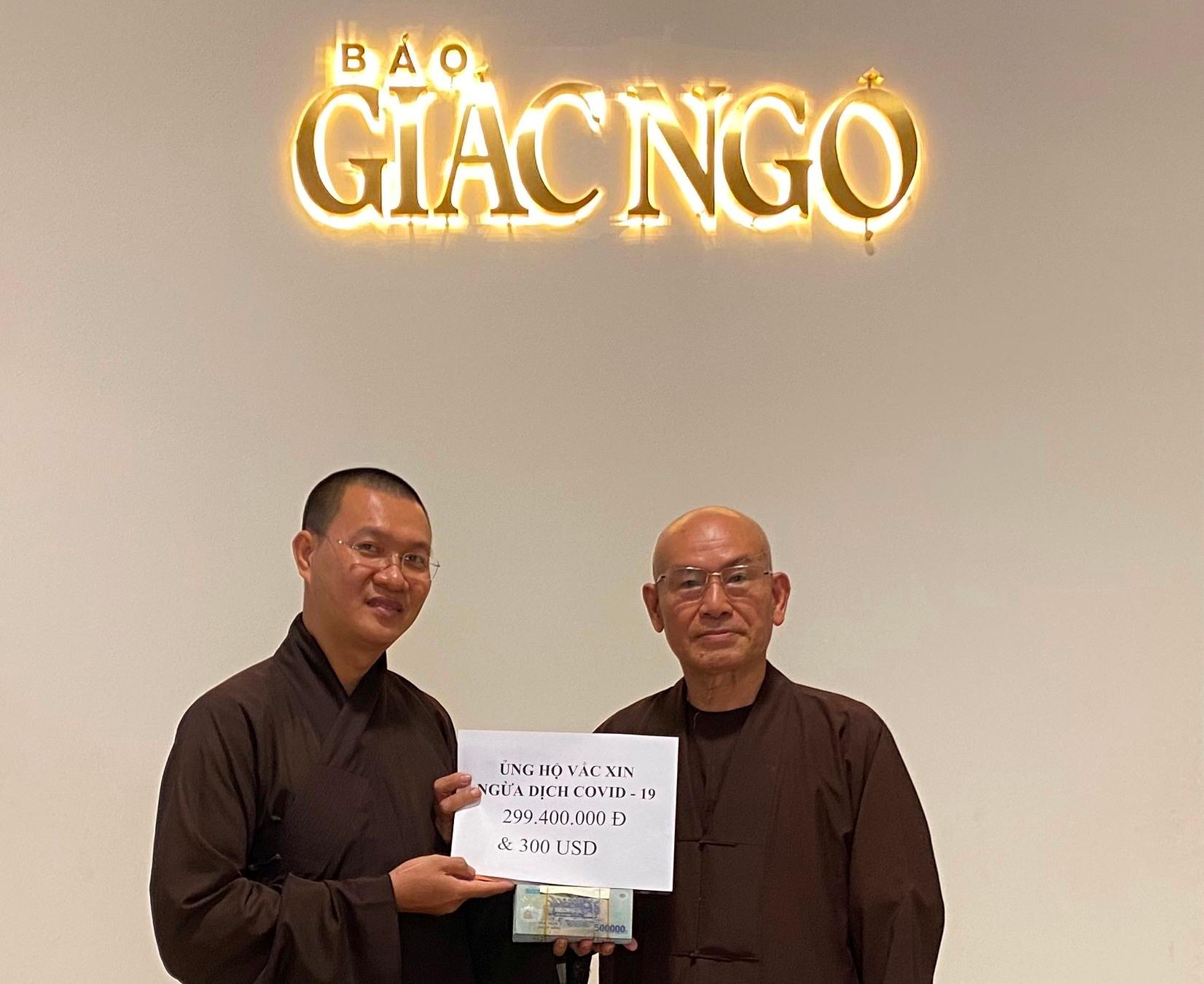 Đại đức Thích Minh Thật tiếp nhận tiền bạn đọc Báo Giác Ngộ đóng góp cho chương trình mua vắc-xin Covid-19 cho người nghèo - Ảnh: M.Tuyền Đại đức Thích Minh Thật tiếp nhận tiền bạn đọc Báo Giác Ngộ đóng góp cho chương trình mua vắc-xin Covid-19 cho người nghèo - Ảnh: M.Tuyền