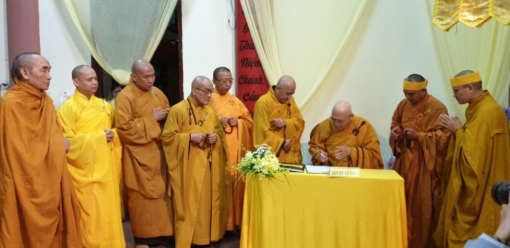 Ghi sổ tang lưu niệm - Ảnh: Ban TTTT GHPGVN Gia Lai