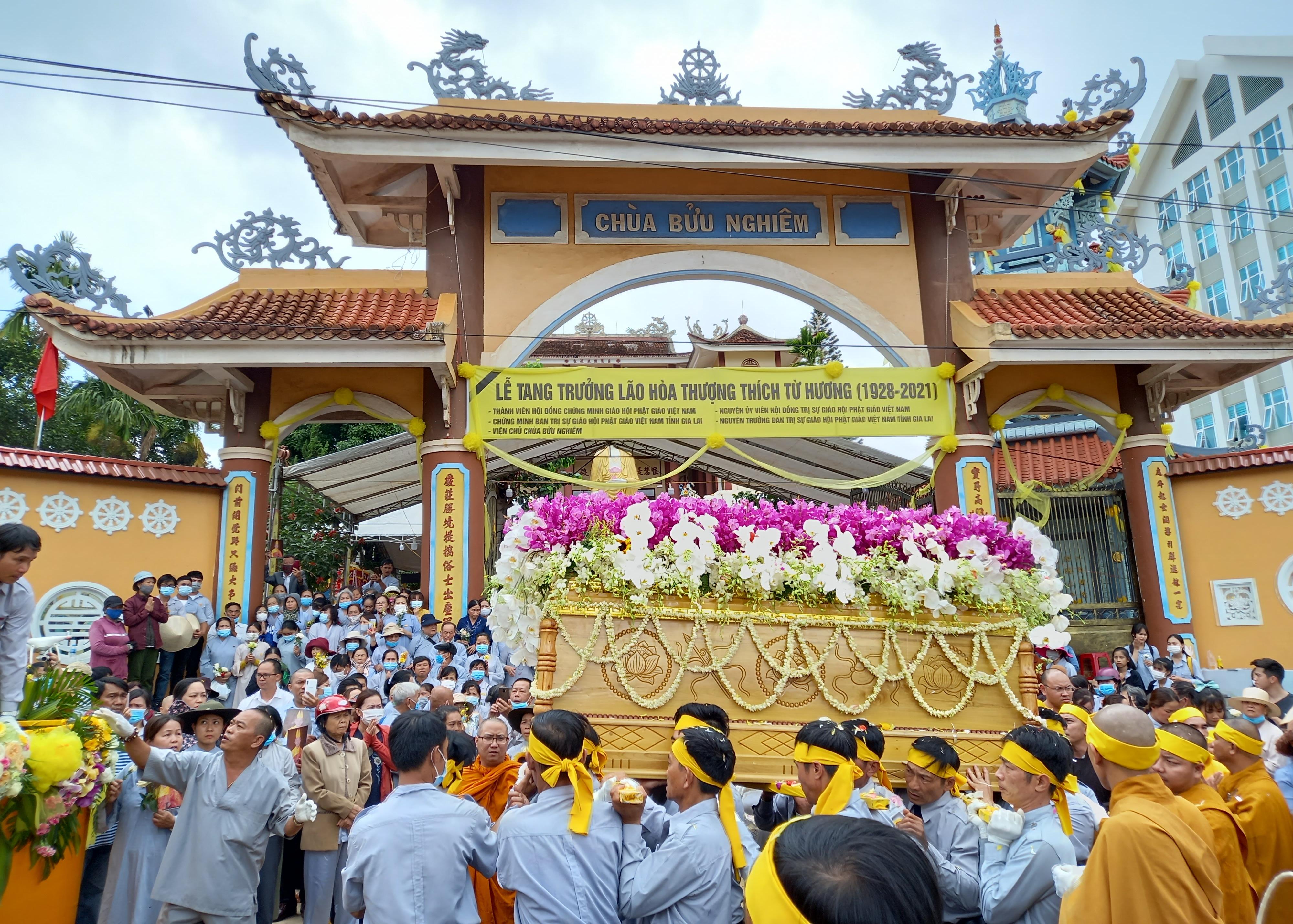 Kim quan Trưởng lão Hòa thượng tân viên tịch rời chùa Bửu Nghiêm