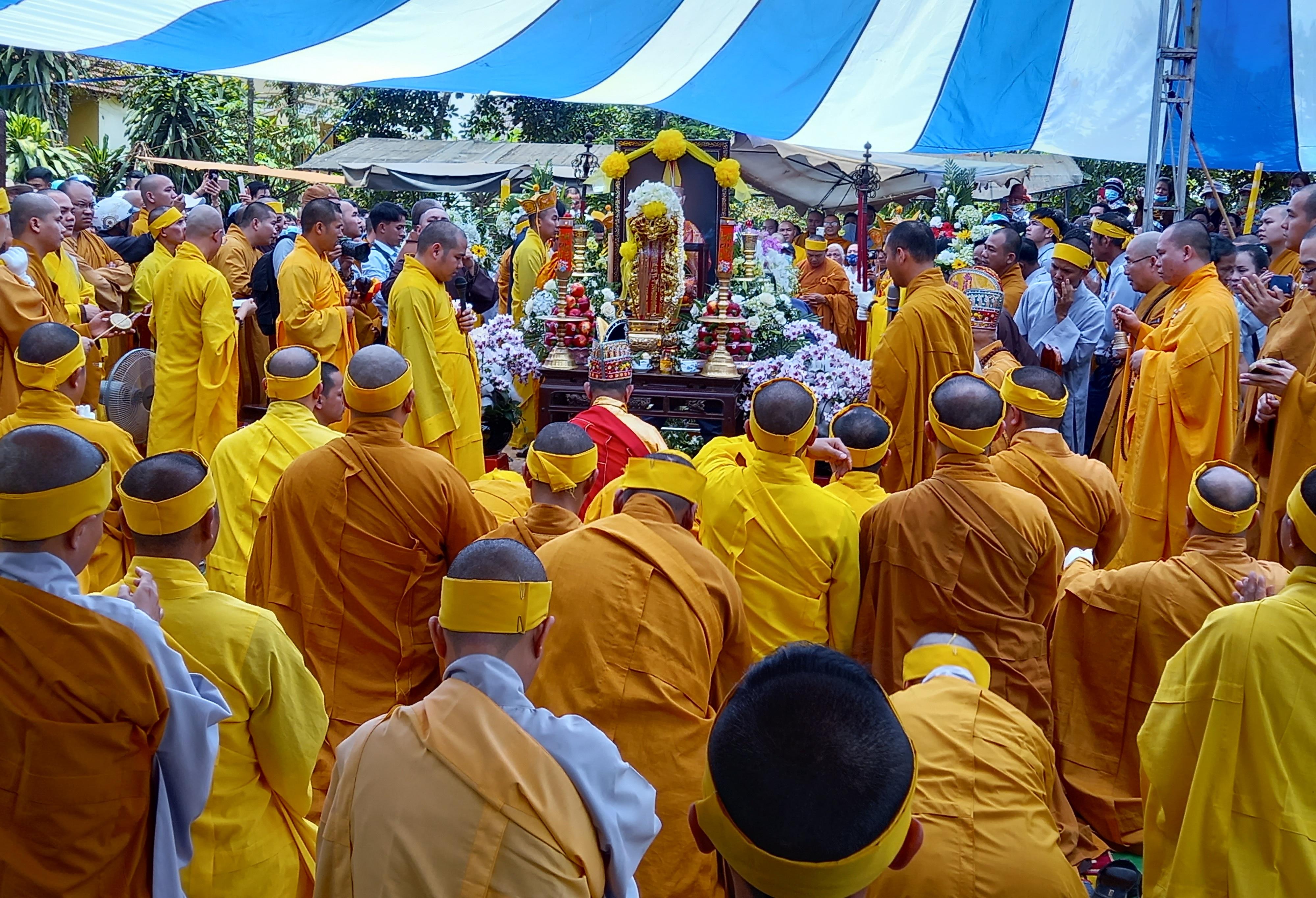 Bảo tháp Trưởng lão Hòa thượng trong khuôn viên chùa Quan Âm, TP.Pleiku
